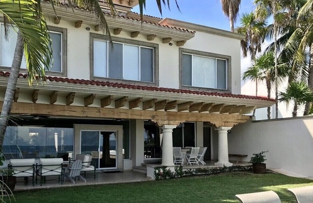 HERMOSO CHALET MEXICANO FRENTE A LA PLAYA TOTALMENTE AMUEBLADO