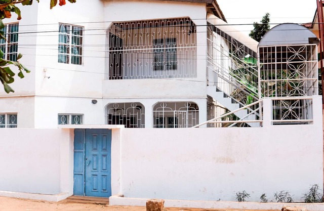 Self catering totalmente amueblado casa de cuatro dormitorios equipada con WIFI y cámara de CCTV