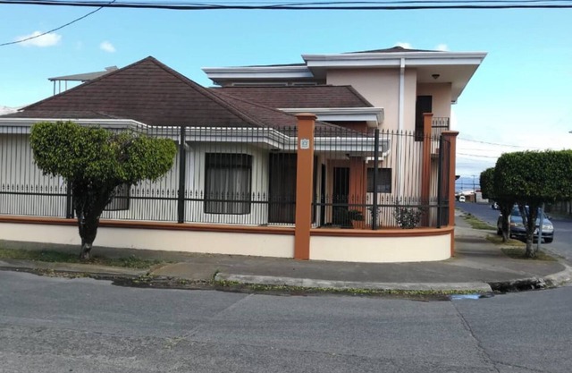 Hermosa casa, dormitorio principal con jacuzzi y balcón privado, linda vista