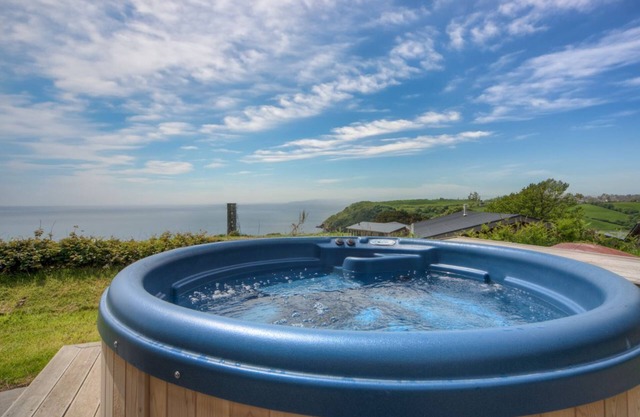 Hermosa casa de vacaciones con jacuzzi, a pocos pasos de la playa de Talland ...