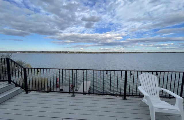 Beautiful Home located on Moses lake! Sleeps 12, fully gated and ready to enjoy!