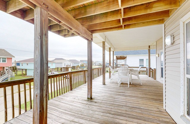 Beautiful home near beach with central AC, patio, balcony, & washer/dryer