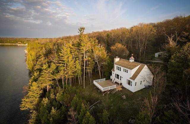 Hermosa casa con vistas specatcular de Garrett Bay y Gills Rock!