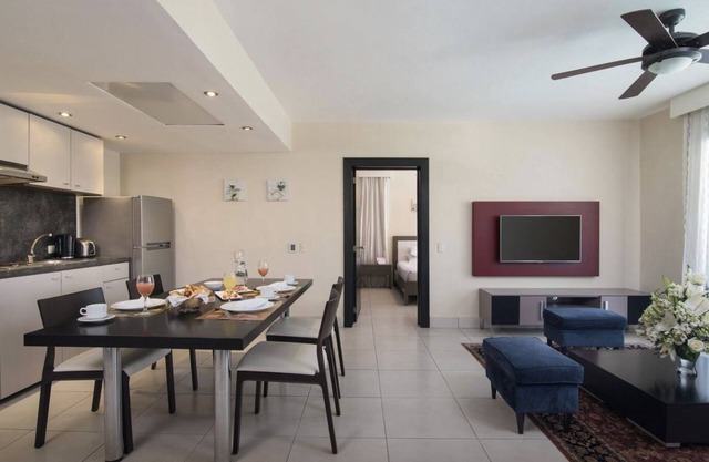 Hermosa suite de hotel, ¡justo en la playa de Cofressi!