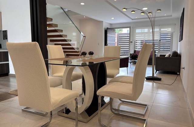 Hermosa casa+suite: Cómoda, confortable, segura, bien ubicada, garaje, asador