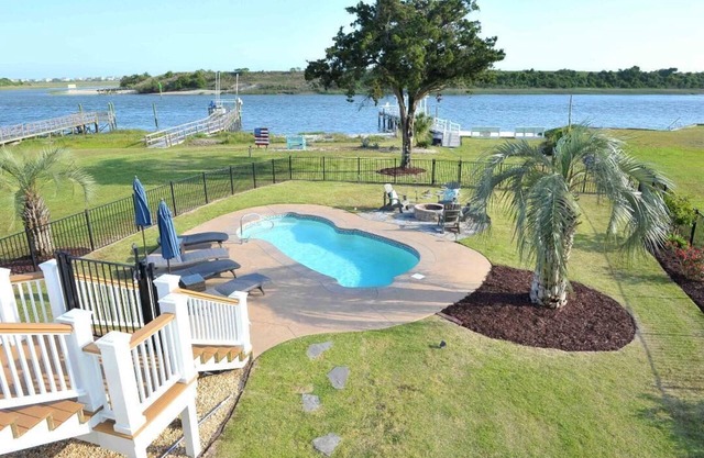 Impresionantes vistas de ICW! Piscina climatizada, muelle privado, jacuzzi, pozo de fuego, kayaks!