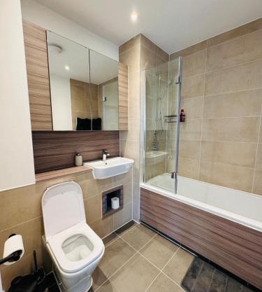 Beautiful King Sized En-suite Room - Anderson Home