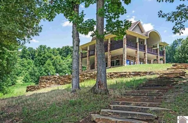 Beautiful lakefront home away from home.