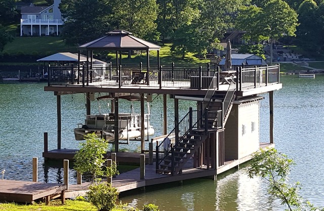 Hermosa casa nueva frente al lago en Smith Mountain Lake.