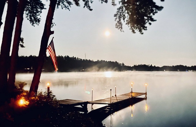 HERMOSO RETIRO DEL LAGO FRONTAL EN UN LOTE PRIVADO DE 1 ACRE CRYSTAL LAKE