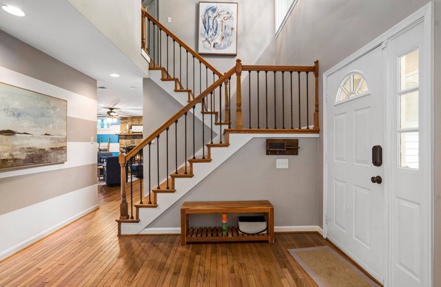 Beautiful Lakehouse w/ kayaks & Canoes + Hotub Gated Community w/ Private Beach