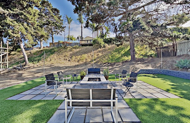 Beautiful Large Point Loma Home, Close to Beaches, Downtown, Nice Backyard with Fire Pit
