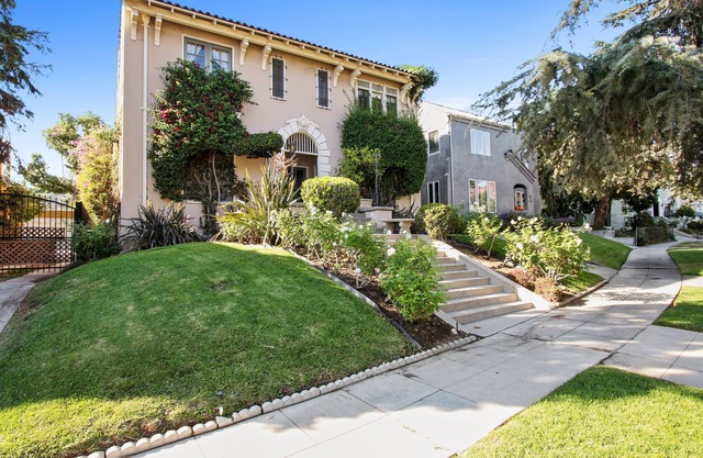 Hancock Park / West Hollywood: ¡Suite espaciosa en el último piso de 1 habitación con vistas al centro!