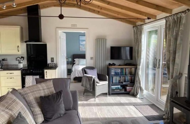 Beautiful Lodge for 4 with Hot TubNr Lyme Regis