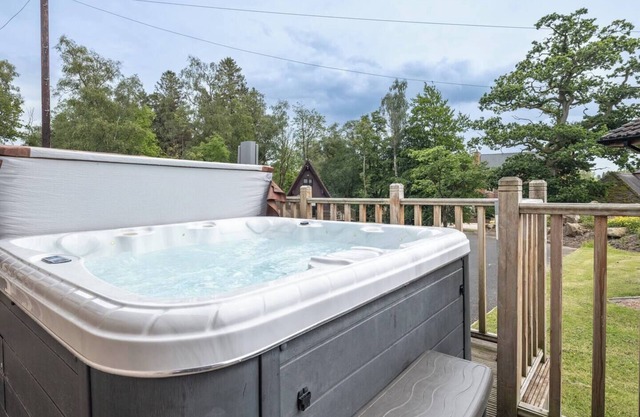 Beautiful Lodge With Hot Tub & Outdoor Dining