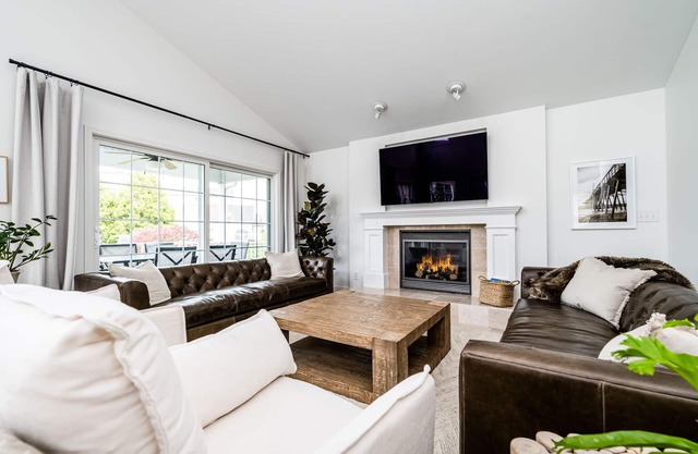 Beautiful Luxury Home located at Island Pointe Marina! Just 1 mile to downtown!