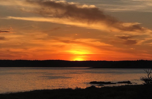 Beautiful Maine coastal home w/ hot tub and gourmet kitchen! Right on the water!