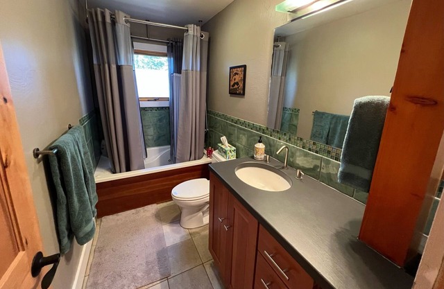 Beautiful modern mountain retreat between Denver & Boulder--WiFi, patios, views!