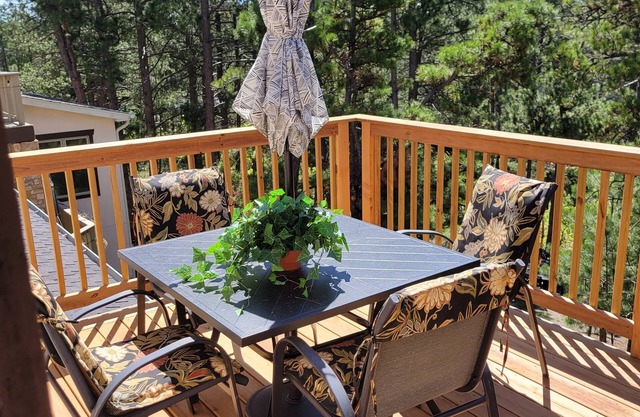 Beautiful nature filled peaceful w/ HotTub 1 bedroom private above garage suite