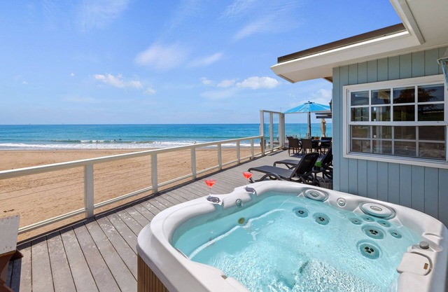 Acceso directo a la playa, jacuzzi, dos cubiertas, fogón, barbacoa, puestas de sol incluidas.
