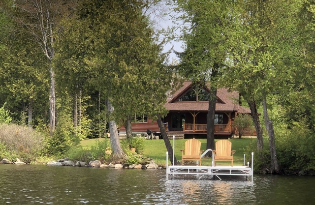 Loon's Nest-Lakefront Home W / Yard, Fire-pit, canoa, kayak y, por supuesto, somormujos!
