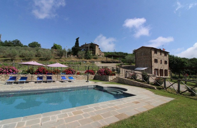 Preciosa casa de vacaciones privada para 7 personas con piscina privada, TV y aparcamiento