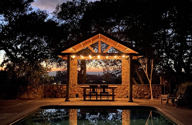 Hermoso y privado refugio en la cima de la montaña con vistas panorámicas, piscina gigante, puestas de sol