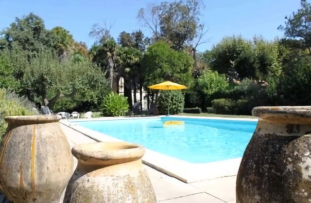 Hermosa casa de campo provenzal con carácter, en el corazón de 20ha de prados