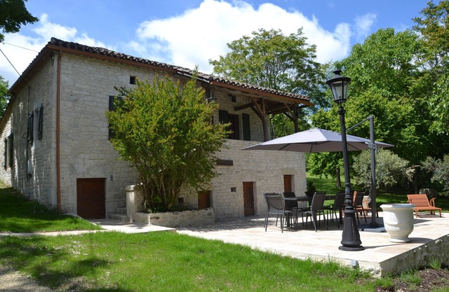 Bastante quercynoise casa a 5 minutos de Montcuq, gran piscina, gran jardín.
