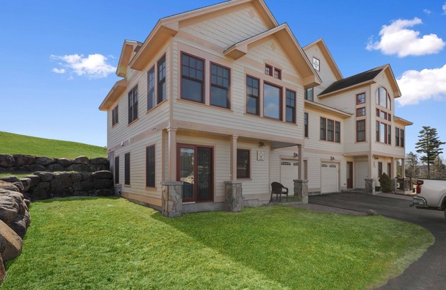 Beautiful resort condo with amazing snowy mtn views