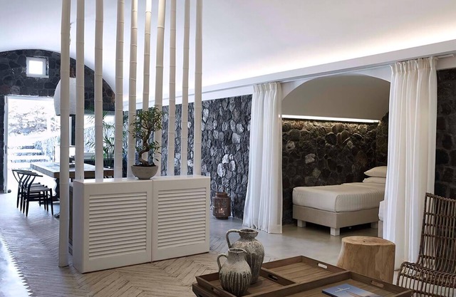 Beautiful Santorini Villa | 2 Bedrooms | Greta Villa | Private Pool & Close to Amenities | Exo Gialos