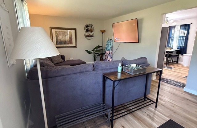 Beautiful Serenity in Green Bay, WI! 3 bedrooms/1 bath FULLY furnished house.