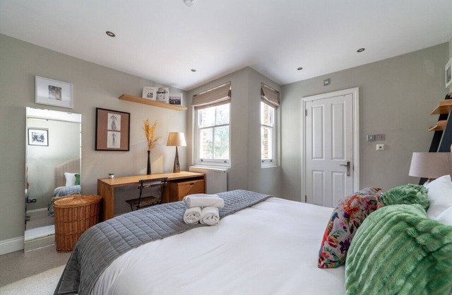 Beautiful & Spacious Apartment with Gorgeous Patio