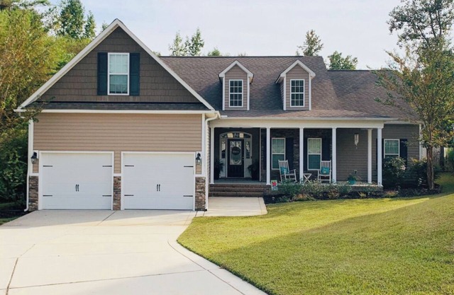 ⭐️Beautiful SPACIOUS family + kids + pet friendly home close to Fort Bragg!⭐️