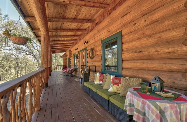 Hermosa casa de madera en 6 acres con techos de 30 pies y Creek