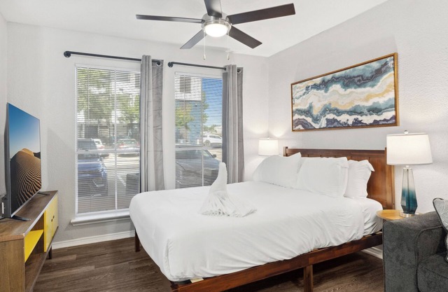 Beautiful Studio in University Hills 3475