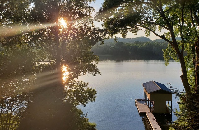 Hermosas puestas de sol con un muelle en Watts Bar Lake