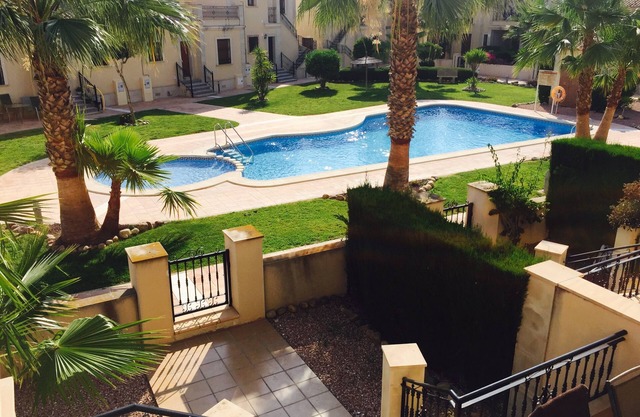 Precioso adosado en La Finca Golf, con Wifi y aire acondicionado con vistas a la piscina.