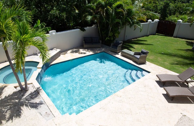 Casa recientemente remodelada con piscina privada y generador (SC40)