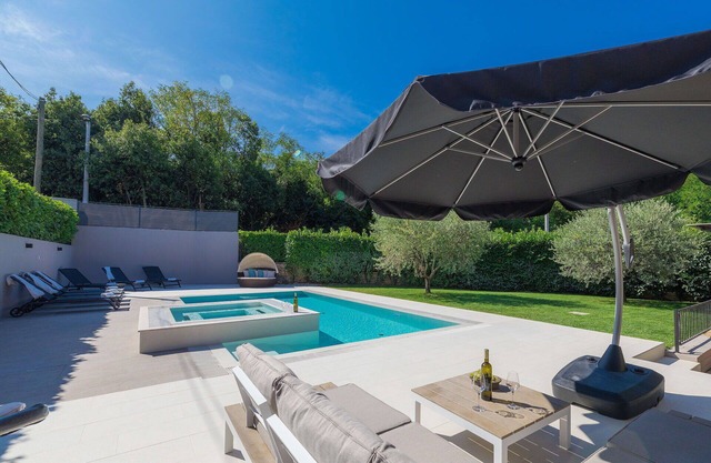 Casa de vacaciones con piscina privada, bañera de hidromasaje, A/C, WIFI, TV, terraza