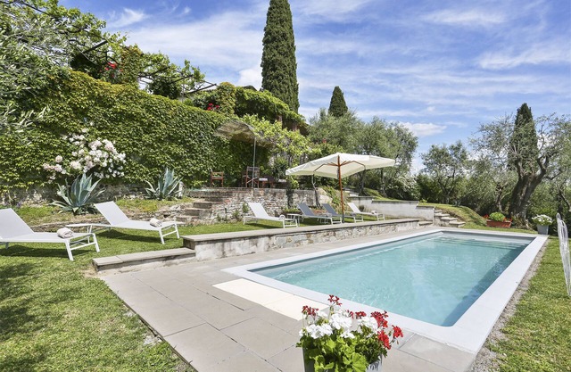 HERMOSA VILLA SÓLO FUERA DE LUCCA CON MAJORDOMO