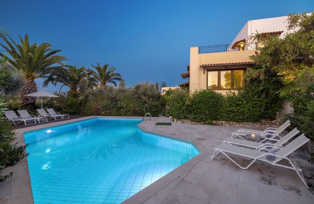 Hermosa villa con jardín y gran piscina, piscina infantil separada