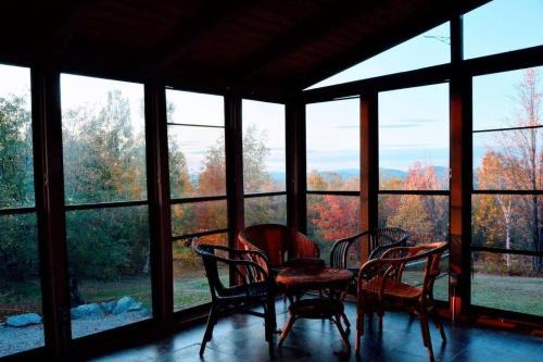 Beautiful White Mountain Cottage with Hot Tub
