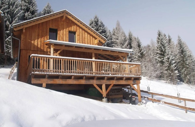 Beautiful wooden chalet in ski area with a sauna