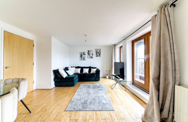 Beautifully Presented 2 Bedroom, 2 Bathroom In Croydon With Parking