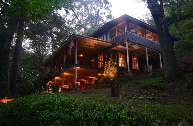 Cabaña de montaña histórica bellamente restaurada-A Tree House en el bosque con wifi
