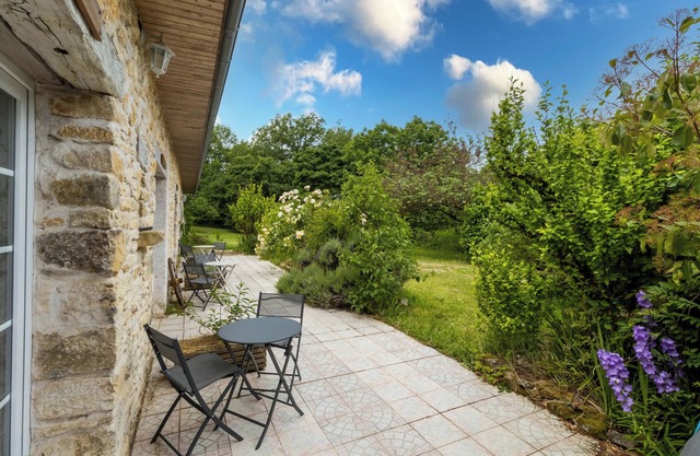 Alojamiento y desayuno "Chambre Millepertuis" con terraza y jardín compartidos