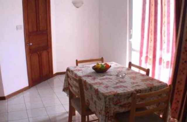 B & B / Alojamiento y desayuno 75 € / 4 pers / noche 200m de Trou aux Biches.