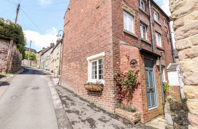 BEEHIVE, pet friendly, character holiday cottage in Wirksworth
