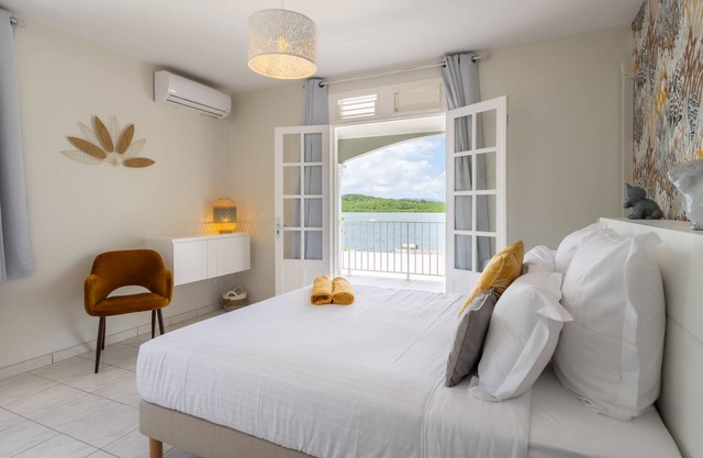 Family villa with sea view at Pointe du Bout. Shops and beaches just around the corner!
